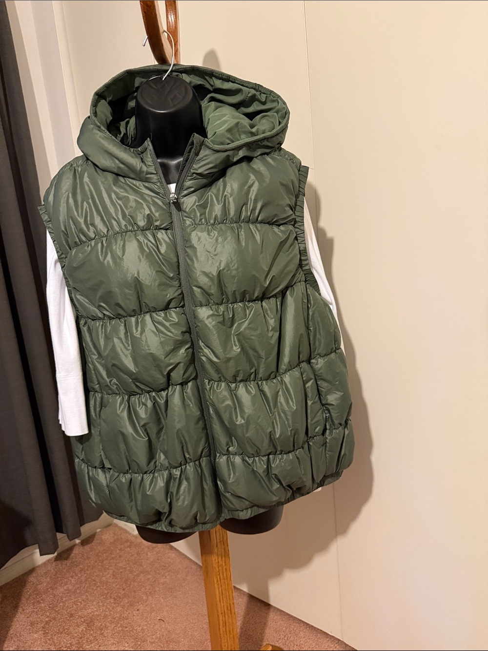 Wmn’s Avia Green Puffer Vest with Hood
